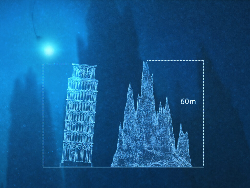 Ilustración técnica de Metazoa Studio que utiliza la Torre de Pisa para mostrar la escala de una estructura geológica submarina de 60 metros.